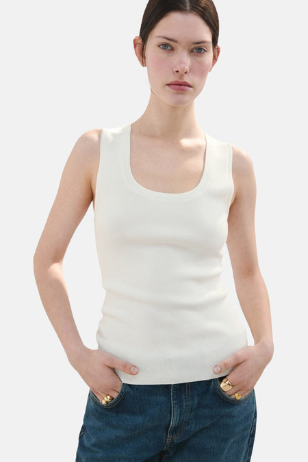 Witte tanktop van MANGO, gedragen met een high-waisted jeans, achtergezicht.