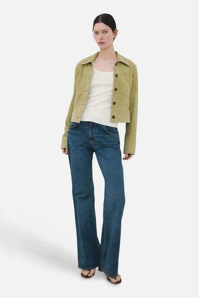 Witte tanktop van MANGO, gedragen met een kort jasje en een high-waisted jeans.