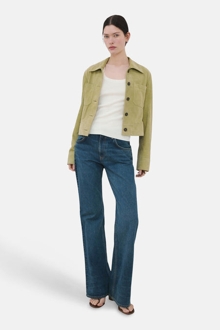 Witte tanktop van MANGO, gedragen met een kort jasje en een high-waisted jeans.