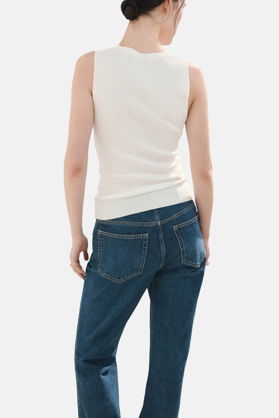 Débardeur blanc de MANGO, porté avec un jean taille haute, vue de dos.