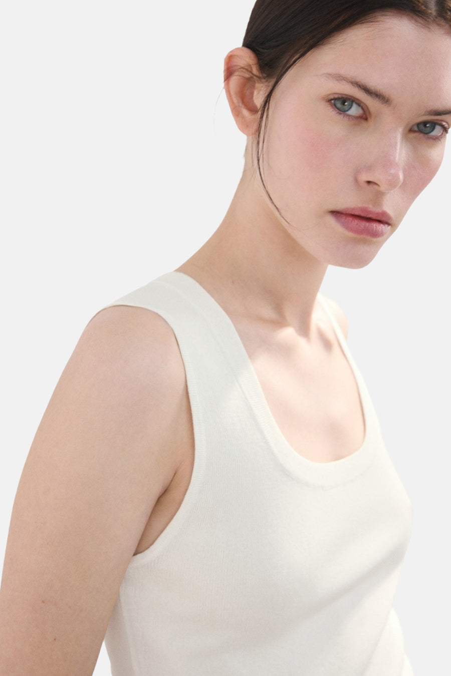 Witte tanktop van MANGO, gedragen door een model met een lichte achtergrond.