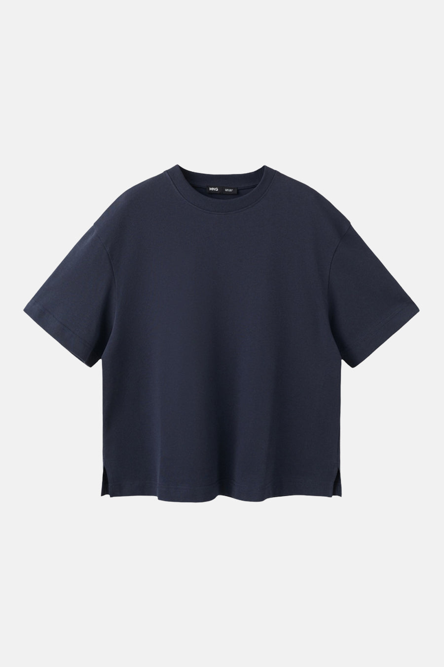 Marineblauw T-shirt met korte mouwen van MANGO, losse pasvorm met split aan de zoom op een witte achtergrond.