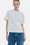 Wit T-shirt van MANGO, korte mouwen, gedragen met een wijde blauwe spijkerbroek, achtergezicht.