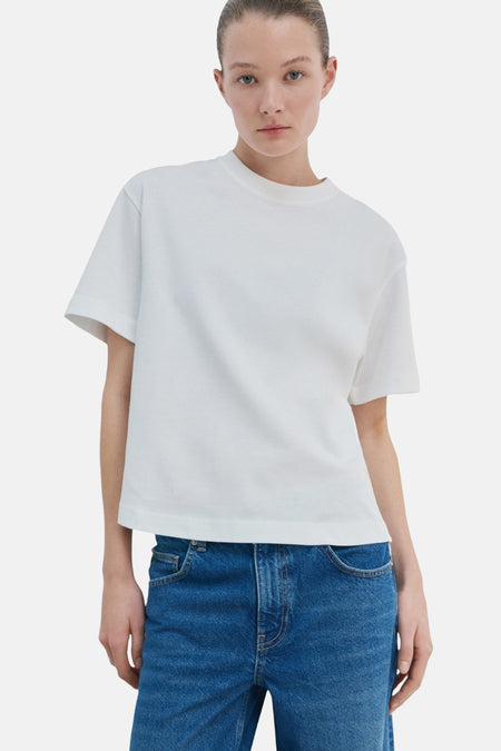 T-shirt blanc de MANGO, porté avec un jean bleu taille haute.