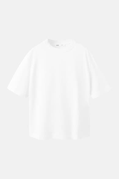 Effenchemeld wit T-shirt van MANGO, relaxte pasvorm met korte mouwen, op een neutrale achtergrond.