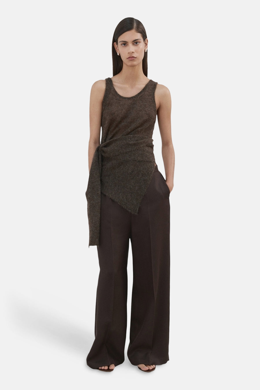 Bruine broek van MANGO, wijd en vloeiend, gedragen met een mouwloze top met strik.
