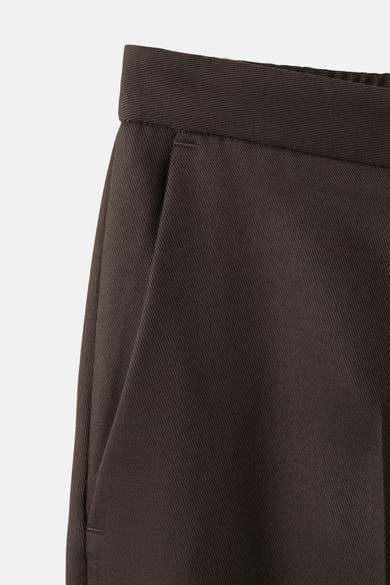 Bruine broek van MANGO, met een Italiaanse zak, getextureerde stof en een relaxte pasvorm.