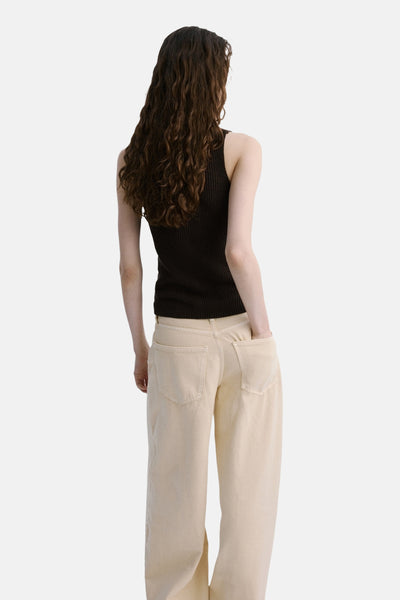 Débardeur brun en maille côtelée de MANGO, porté avec un jean beige taille haute, vue de dos.