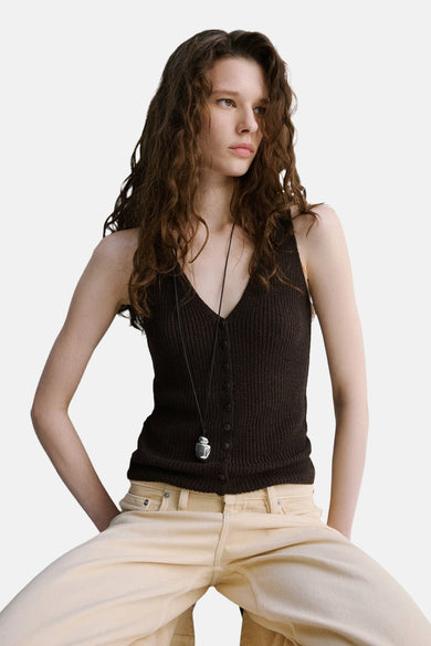 Bruin geribd gebreid hemdje van MANGO, gedragen met een beige high-waist jeans, achterzijde.