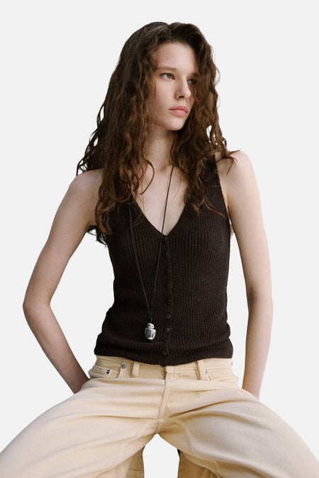Bruin geribd gebreid hemdje van MANGO, gedragen met een beige high-waist jeans, achterzijde.