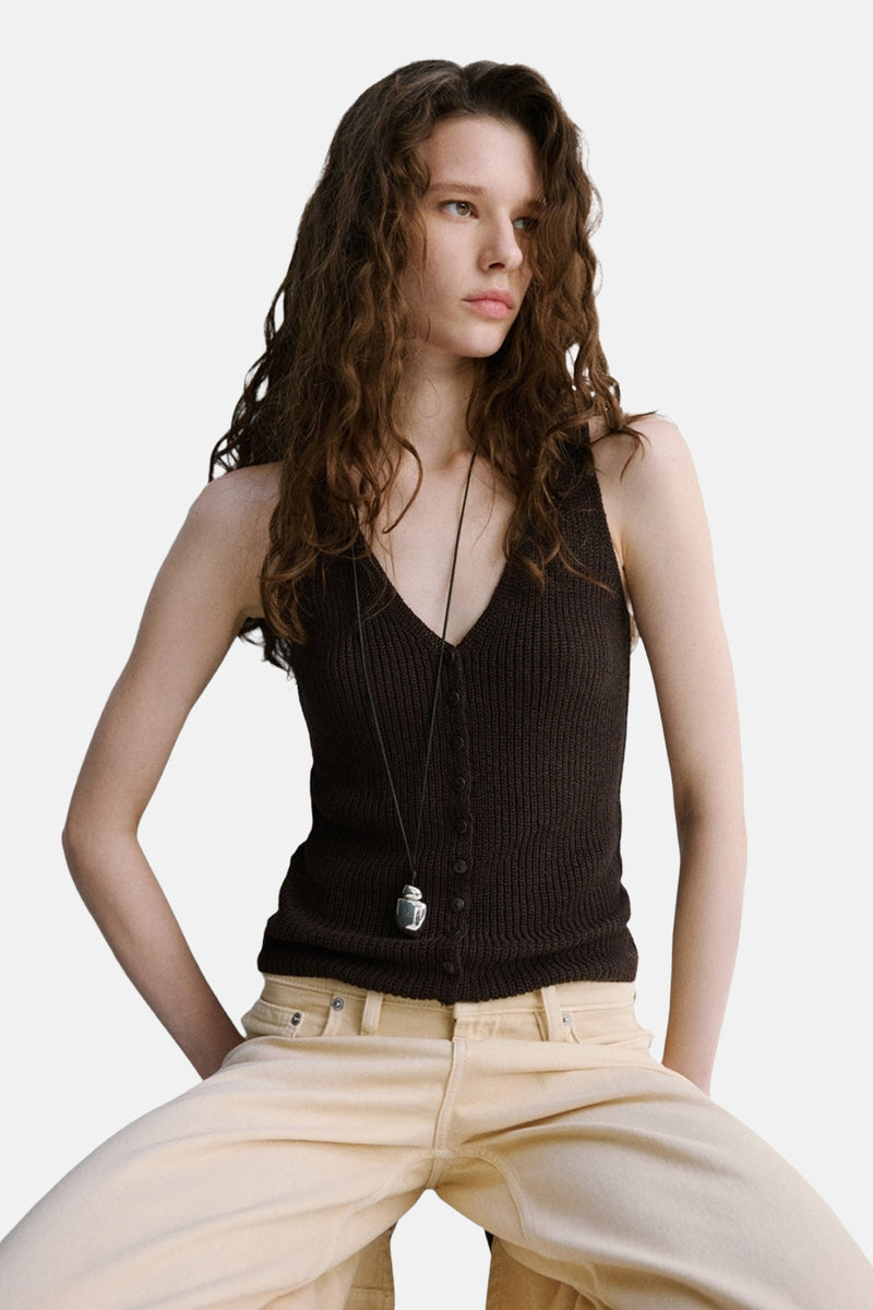 Bruin geribd gebreid hemdje van MANGO, gedragen met een beige high-waist jeans, achterzijde.