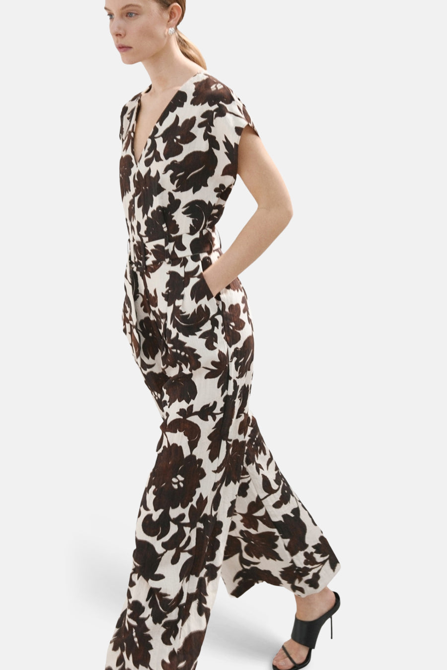 Multikleurige stoffen jumpsuit van MANGO, met bruin bloemenpatroon en wikkelhals.