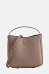 Beige schoudertas van MANGO, met afgeronde handgreep en minimalistische afwerkingen.