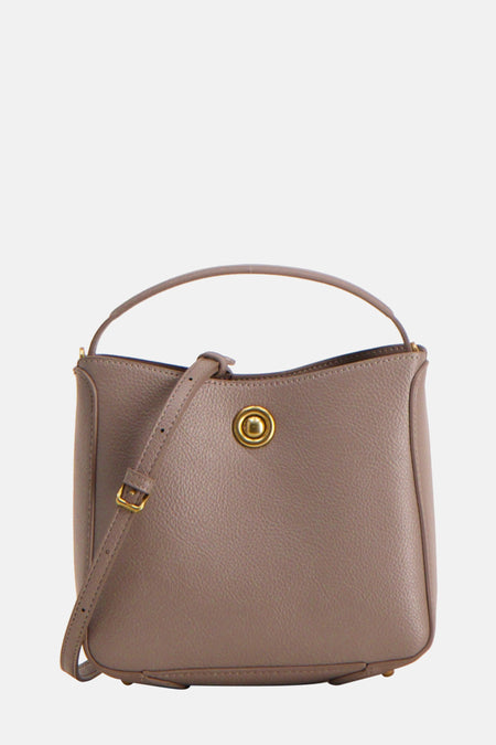 Sac à bandoulière beige de MANGO avec une bandoulière réglable et détails dorés.
