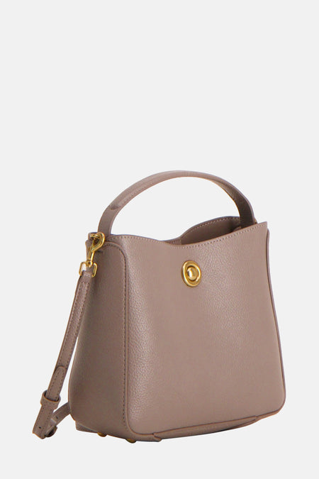 Sac à bandoulière beige de MANGO, avec bandoulière réglable et détails dorés.
