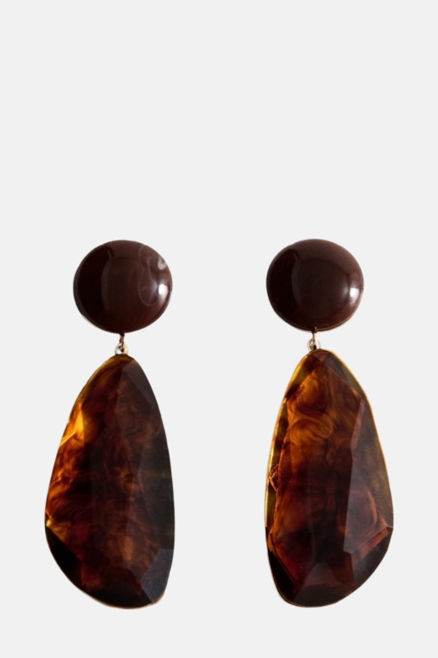 Boucles d'oreilles pendantes marron de MANGO, avec pastille ronde et détail façon écaille de tortue.