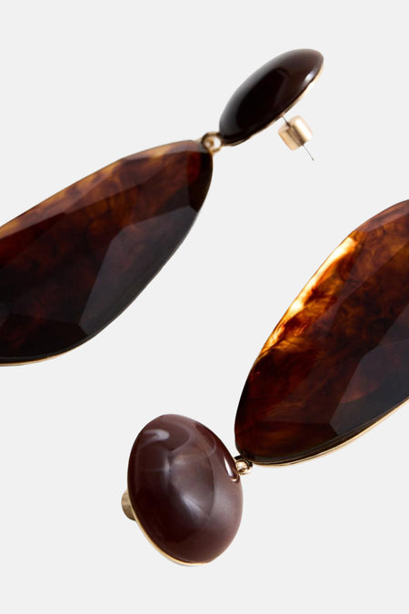 Boucles d'oreilles pendantes marron de MANGO, avec effet écaille de tortue et attaches dorées.
