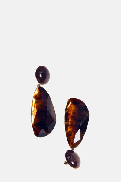 Boucles d'oreilles pendantes marron par MANGO, avec détails en résine effet écaille de tortue.
