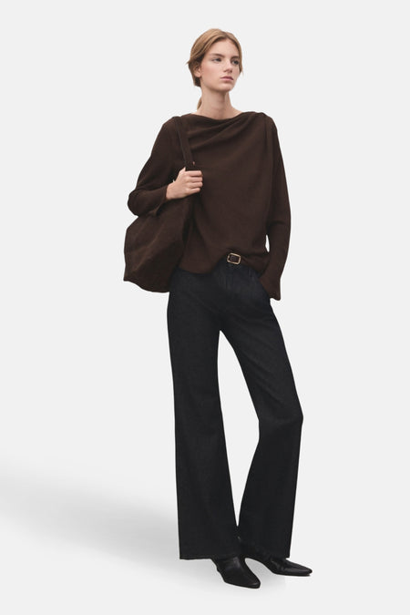 Chemisier à manches longues brun de MANGO, porté avec un pantalon taille haute et un sac à main.
