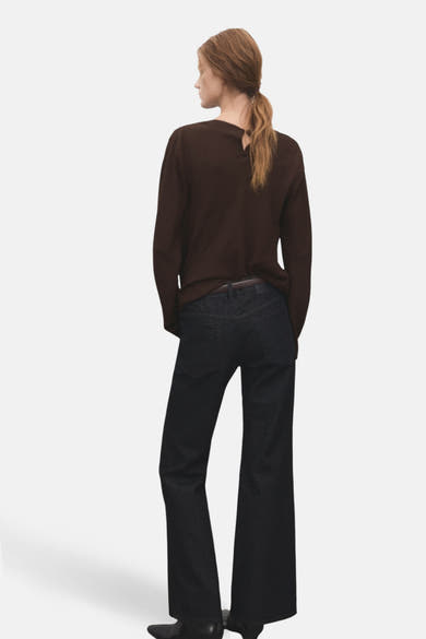Chemisier marron à manches longues de MANGO, porté avec un jean sombre et une ceinture en cuir, vue de dos.