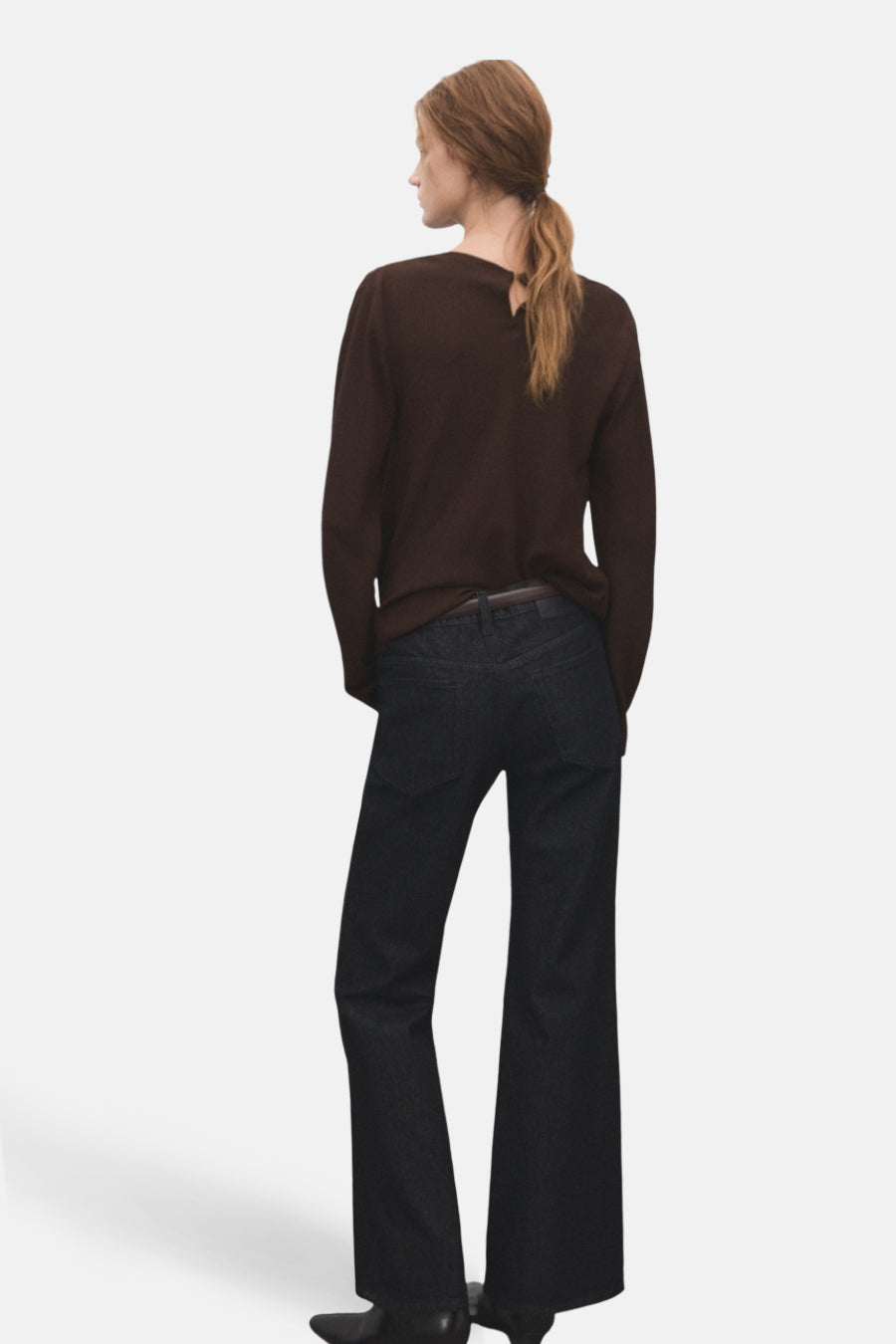 Chemisier marron à manches longues de MANGO, porté avec un jean sombre et une ceinture en cuir, vue de dos.
