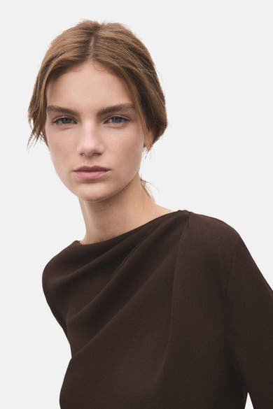 Bruine met lange mouwen van MANGO, met een elegante draperie op de schouder en een subtiele textuur.