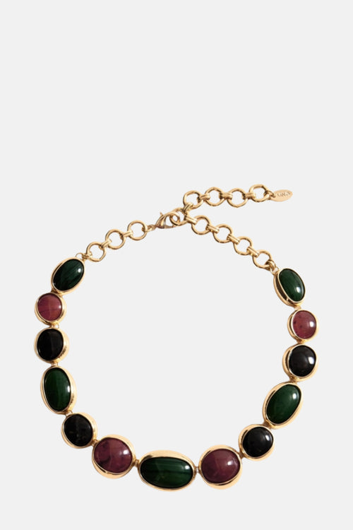 Collier court multicolore de MANGO, orné de pierres ovales vertes, noires et bordeaux, avec une chaîne dorée.
