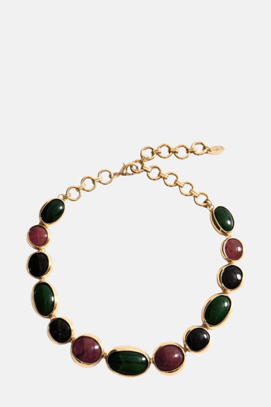 Collier court multicolore de MANGO, orné de pierres ovales vertes, noires et bordeaux, avec une chaîne dorée.
