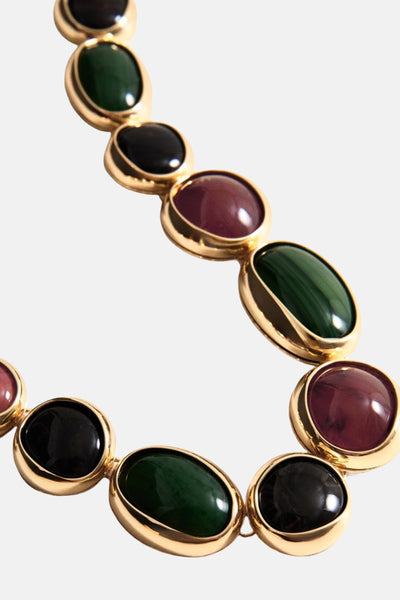 Collier ras du cou à pierres multicolores de MANGO, avec monture dorée.