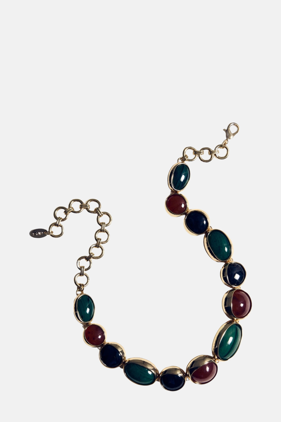 Collier court orné de pierres multicolores par MANGO, avec chaîne dorée ajustable et fermoir mousqueton.

