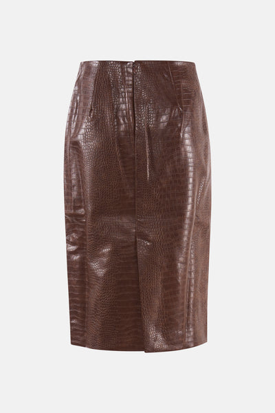 Jupe crayon marron en similicuir, de MANGO, avec une texture crocodile et une fente arrière.