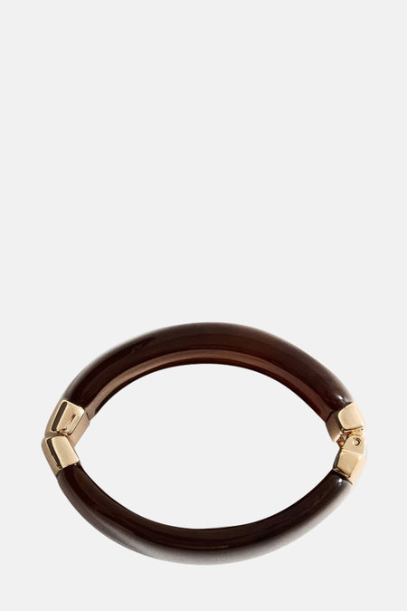 Bracelet marron de MANGO, avec des détails dorés au niveau de la fermeture.