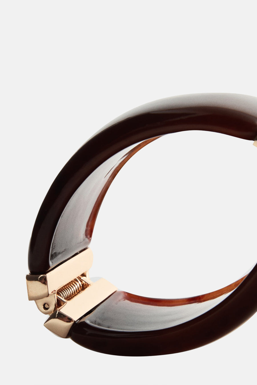 Bracelet brun par MANGO, avec fermoir doré et ressort.
