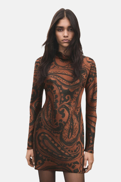Korte meerkleurige bedrukte jurk van MANGO, met paisley-motief, lange mouwen en zwarte panty.