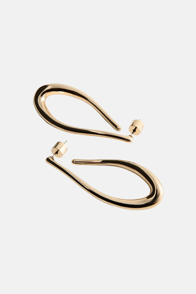 Boucles d'oreilles dorées de MANGO, pendantes en forme de goutte d'eau allongée, avec fermoirs.