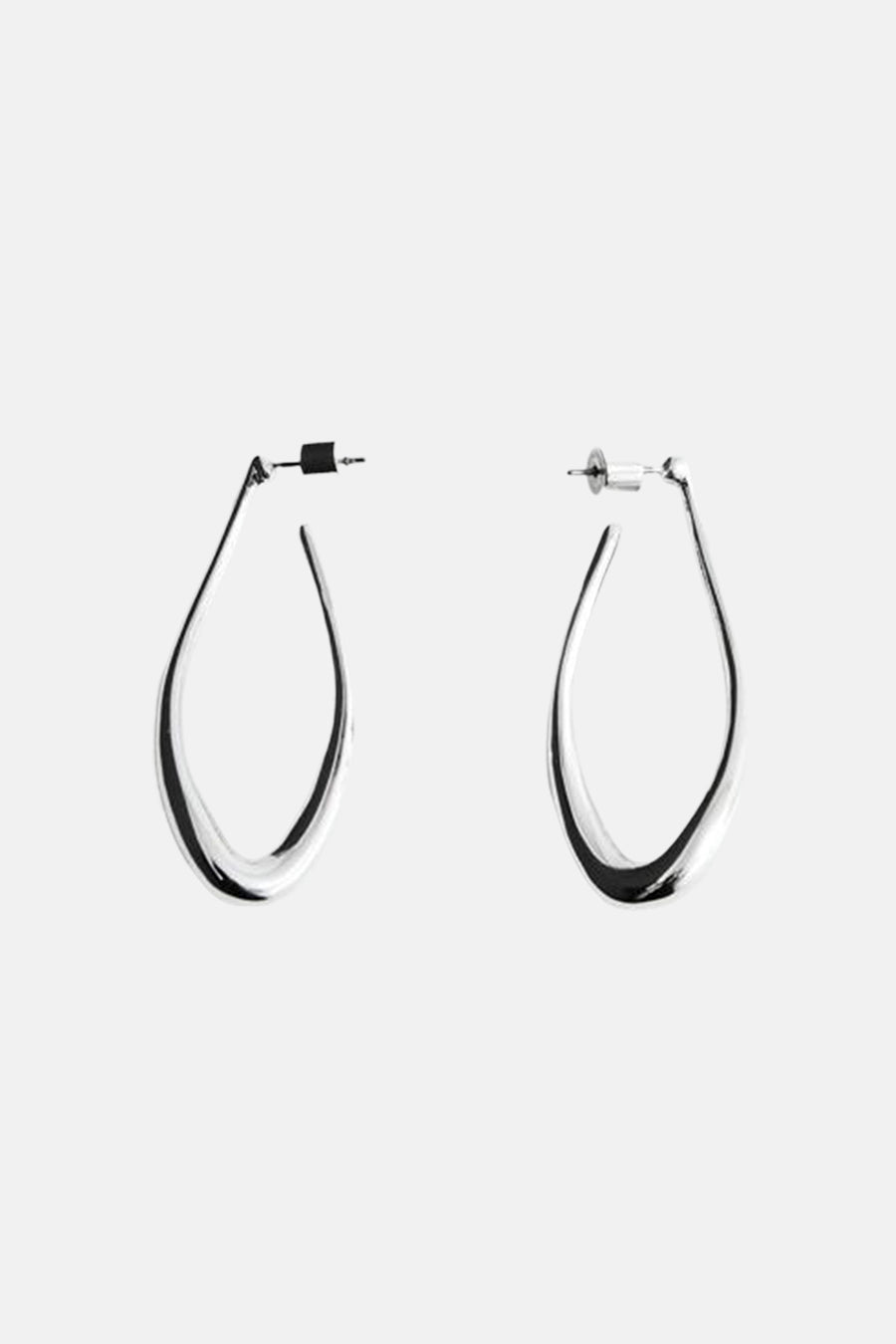 Boucles d'oreilles argentées de MANGO, avec une forme torsadée et une finition brillante.