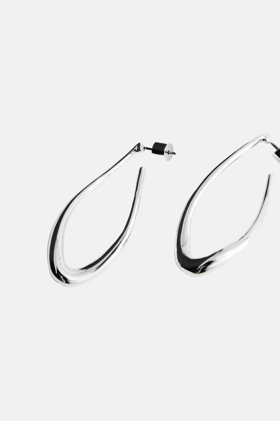 Boucles d'oreilles argentées de MANGO, en forme de goutte d'eau avec fermoirs à poussette, sur fond blanc.