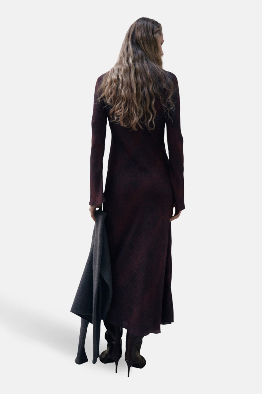 Robe longue multicolore de MANGO, avec un motif discret, tenue avec un gilet gris et des bottines à talons.