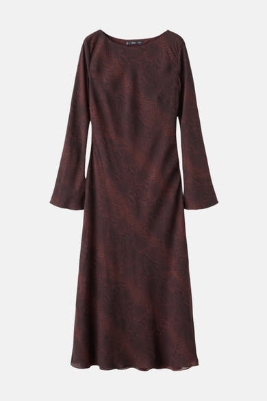 Multikleurige jurk van MANGO, bruin en bordeaux slangenhuidpatroon, lange mouwen met lichte uitlopende zoom.
