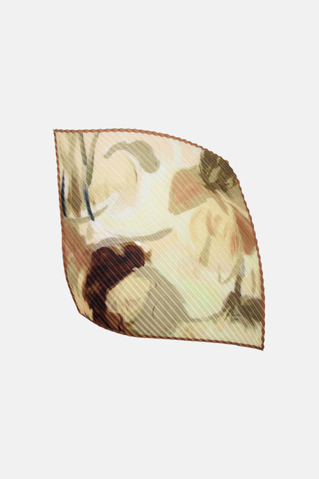 Foulard jaune de MANGO avec un motif abstrait dans les tons de beige et de marron, bordure marron.