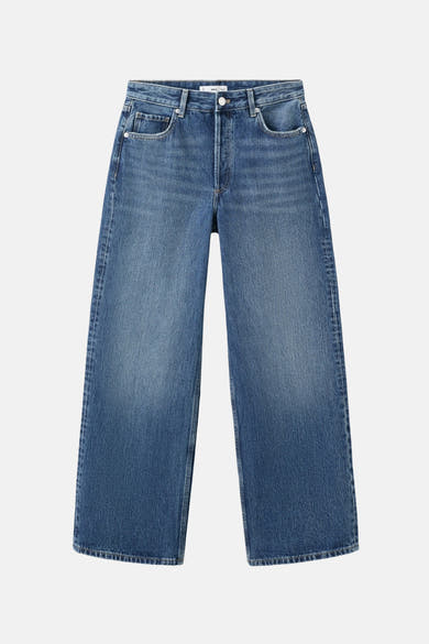 Jean droit en denim bleu moyen de MANGO, avec une coupe ample et une texture délavée.
