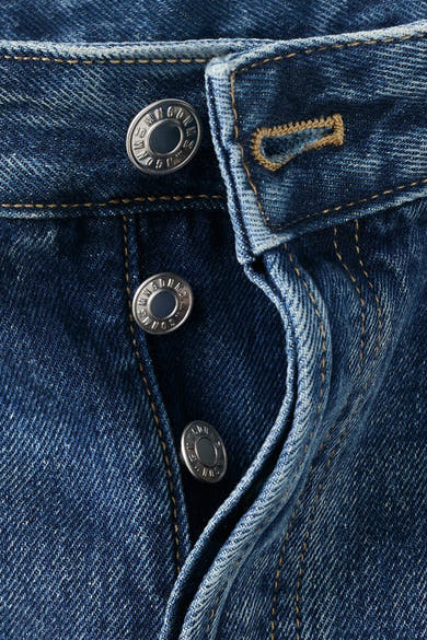 Jean droit en denim bleu moyen de MANGO, avec fermeture à boutons argentés et coutures contrastantes.