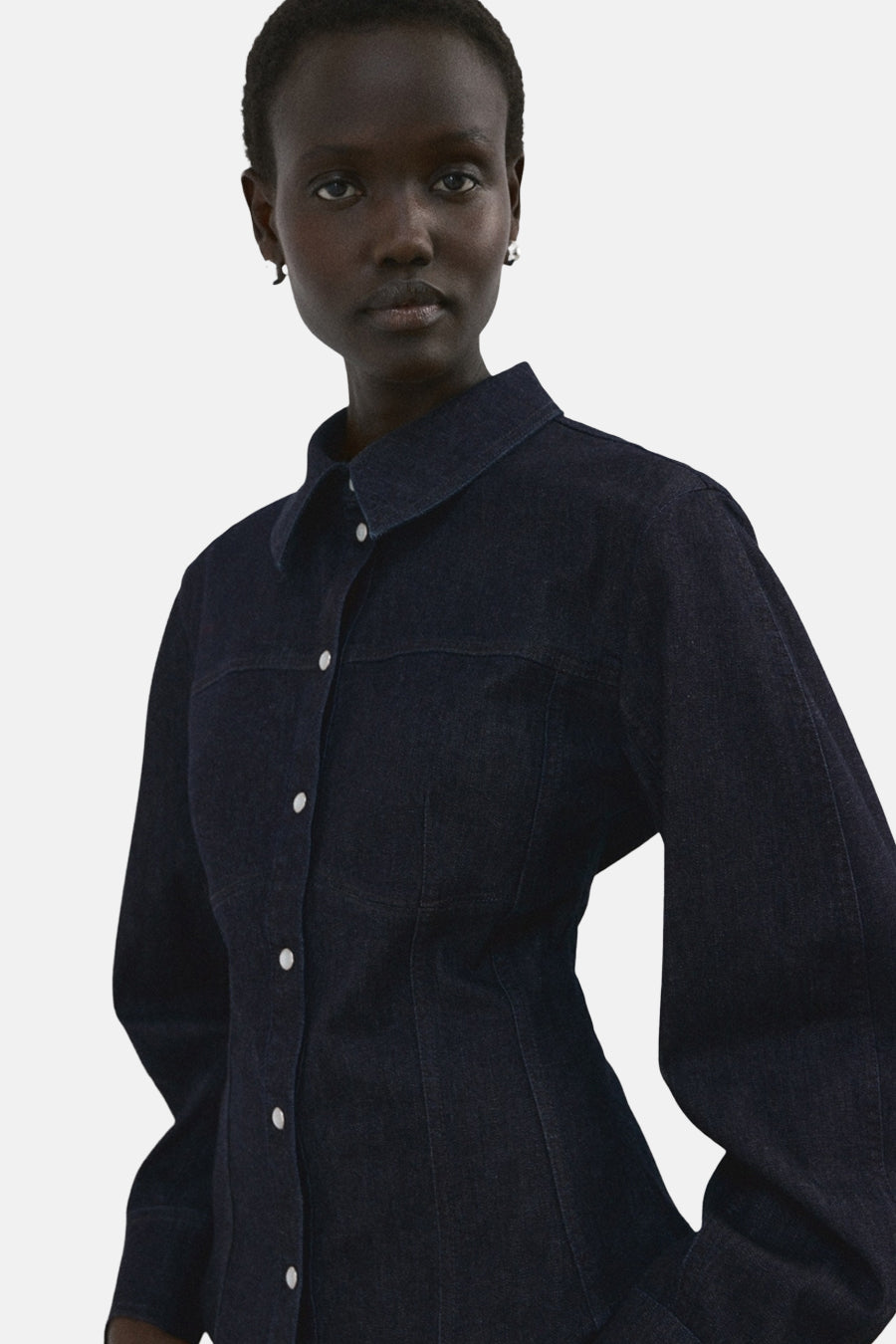 Donkerblauwe spijkerblouse met lange mouwen van MANGO, van achteren gezien, gedragen met een bijpassende broek.