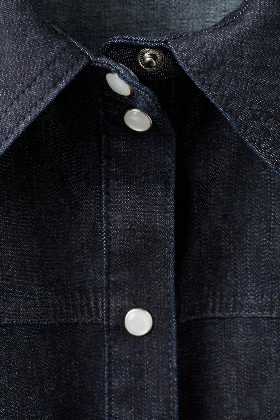 Donkerblauwe spijkerblouse met lange mouwen van MANGO, met parelmoeren drukknopen en een klassieke kraag.