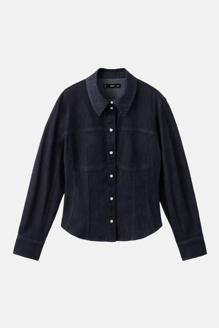Donkerblauwe spijkerblouse van MANGO, met een slim fit en witte knopen aan de voorkant.