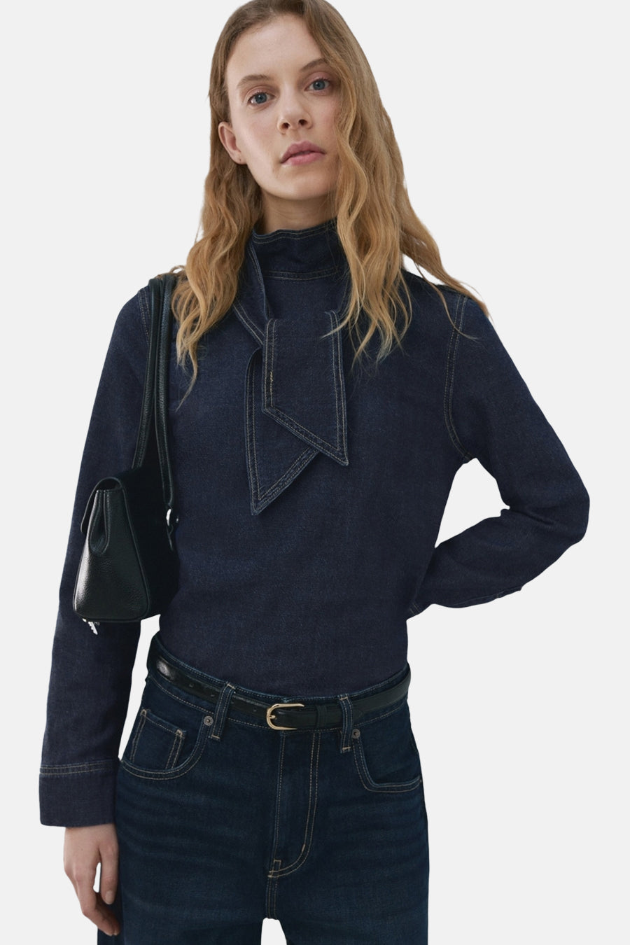 Marineblauwe spijkerblouse van MANGO, gedragen met een wijde jeans en sandalen met hak.