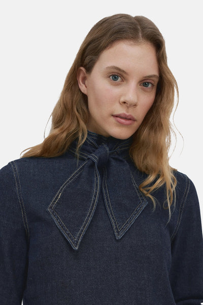 Denim blouse met lange mouwen van MANGO, met een opstaande kraag en een decoratieve strik.