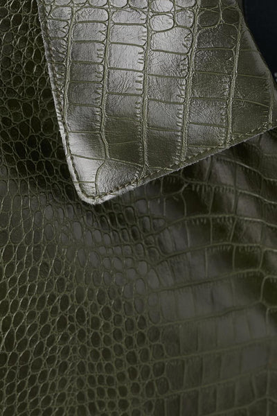 Korte kaki jas in krokodillenlook van MANGO, textuurdetail bij de kraag.