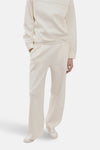 Beige joggingbroek van MANGO, met een zichtbare zak en een subtiele textuur in close-up.
