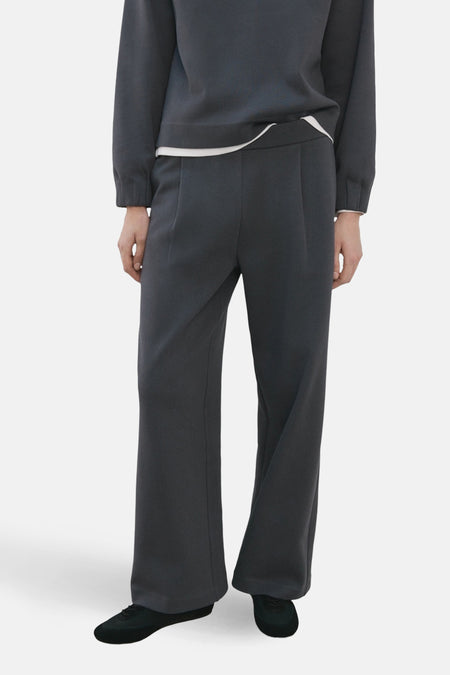 Jogging bleu de MANGO, porté avec un pull assorti, sur fond blanc.